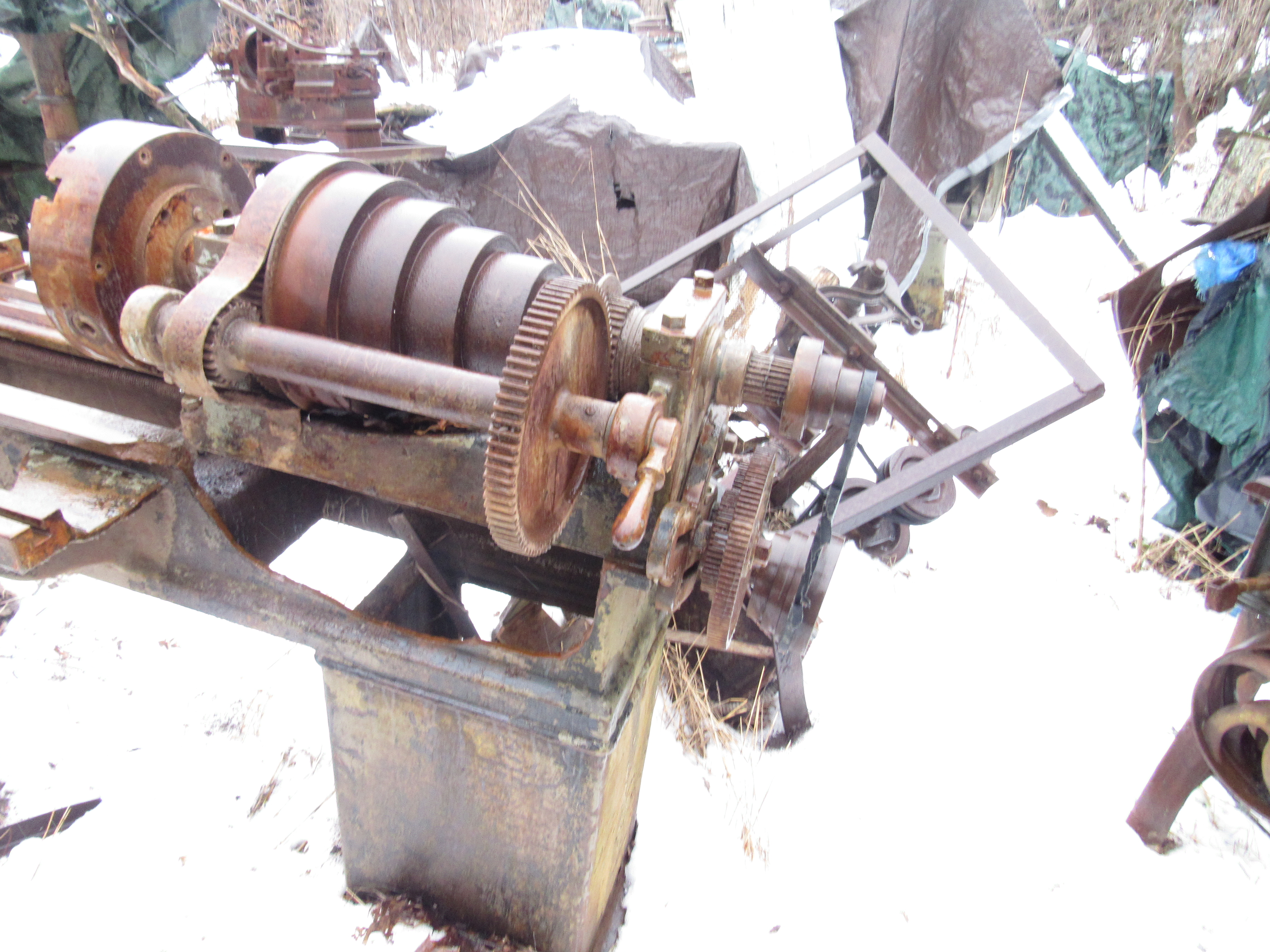 http://antiquemachinery.com/images-2020/IMG_0713-Antique-Old-Vintage-Machines-I-Bought-are-home-safe--Lodge-and-Davis-Lathe-from-Penn-1887-1893-Metal-lathe-damage-side-piece-broken-under-headstock-.JPG