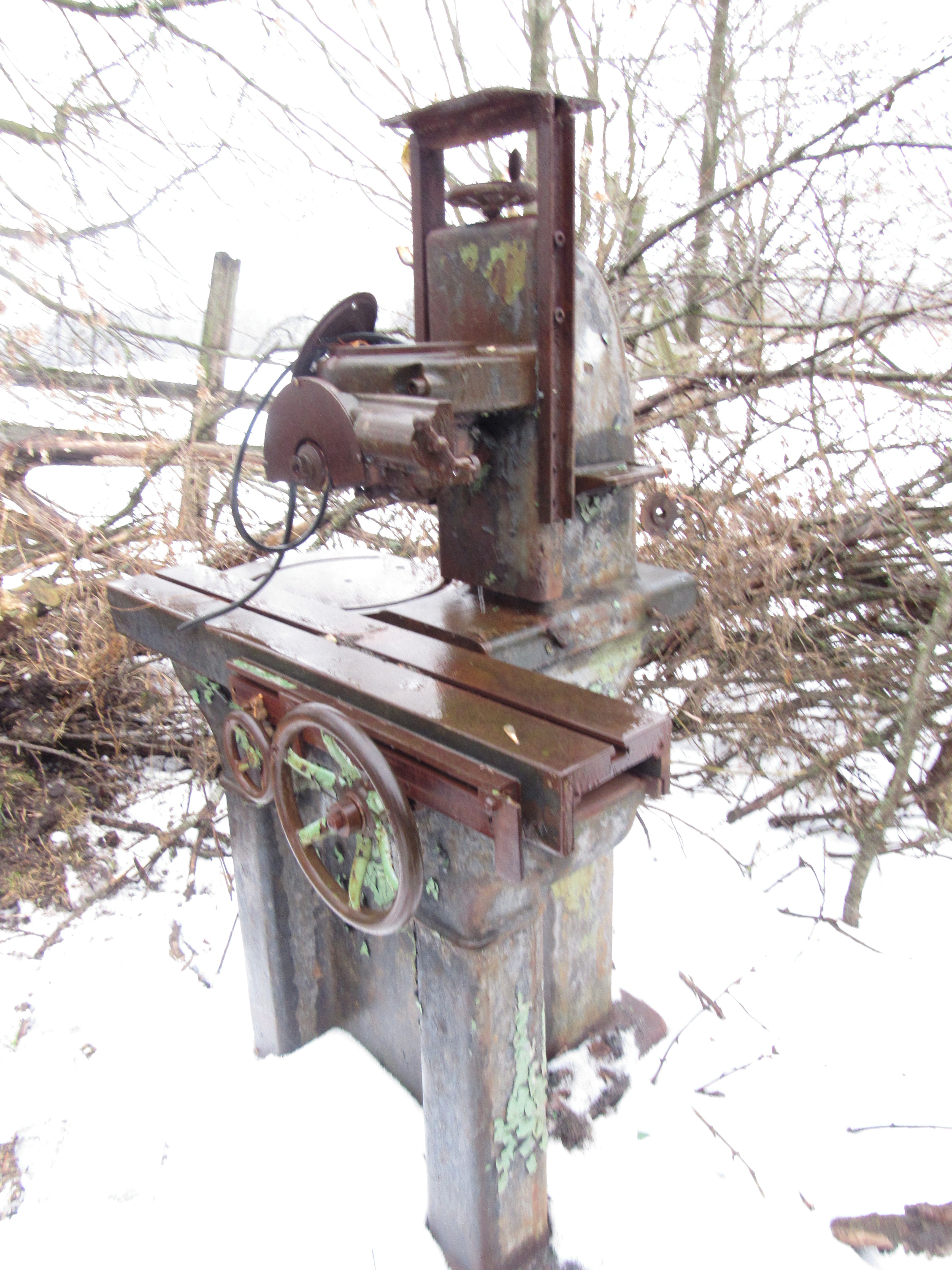 http://antiquemachinery.com/images-2020/IMG_0745-Antique-Old-Vintage-Machines-I-Bought-are-home-safe-Union-Twist-Drill-Co-cutter-grinder-corner.JPG