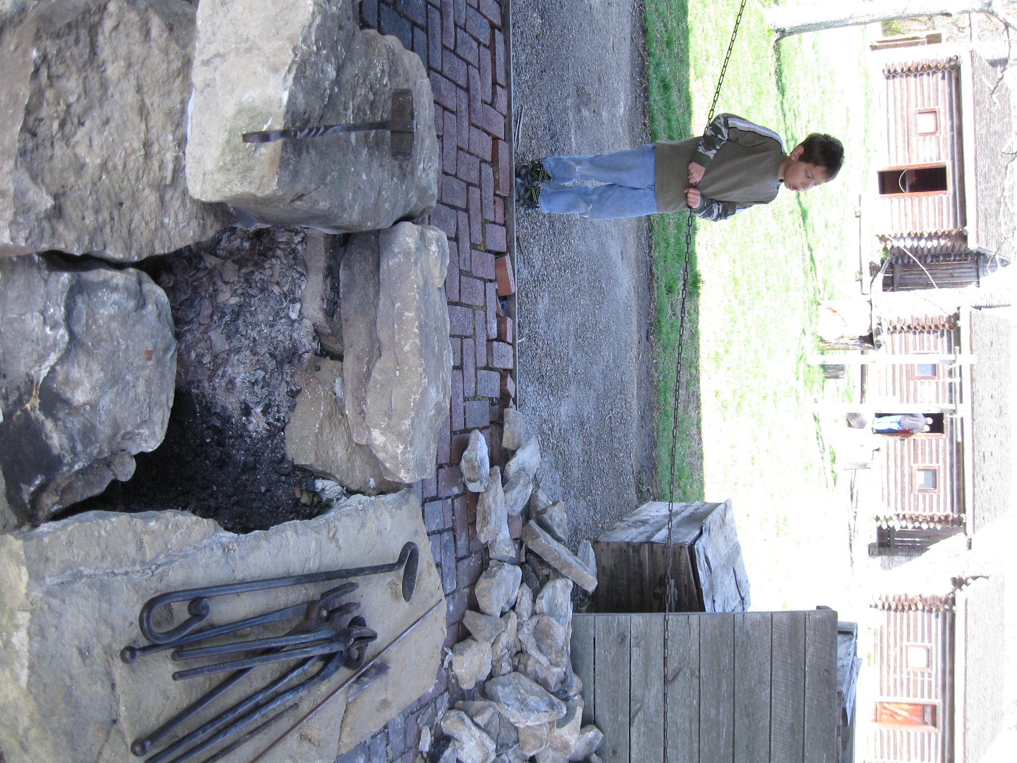 /images-Blacksmith/IMG_3372-Fort-Boonesborough-Blacksmith-shop.JPG